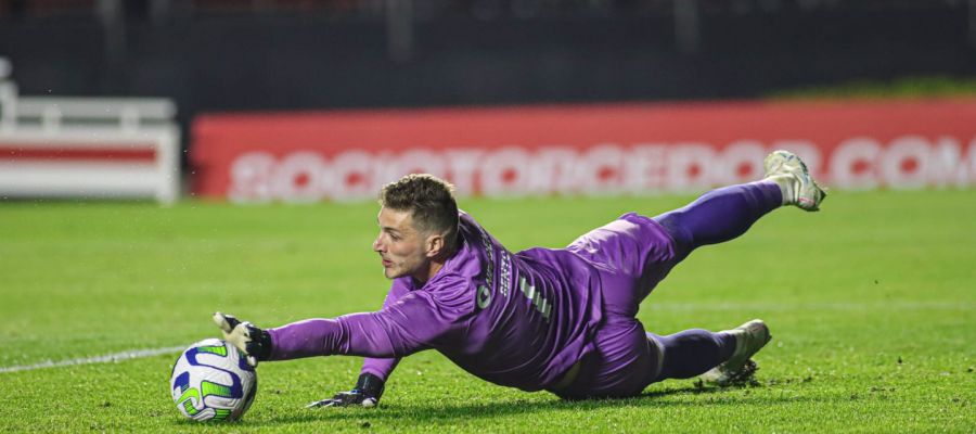 Inter went after Bento during their goalkeeping search last summer before giving up the chase because the talks had gotten too complicated.