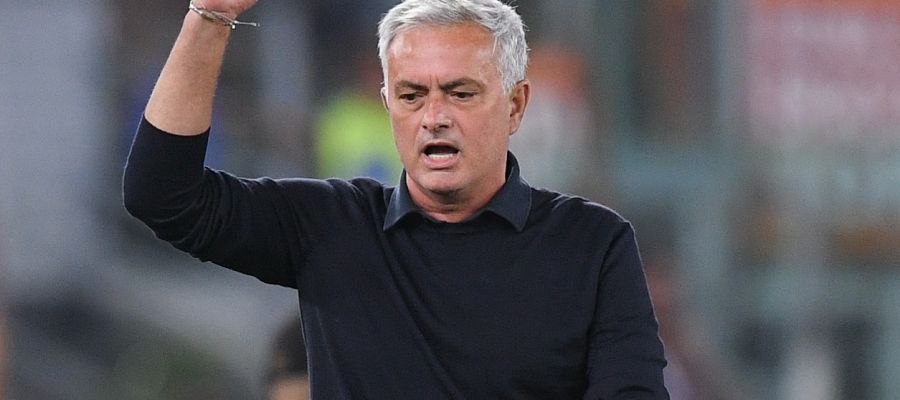 After professing his love for the Roma fans, José Mourinho didn't deny having detractors: "They have fun on the radio, and it's all good."