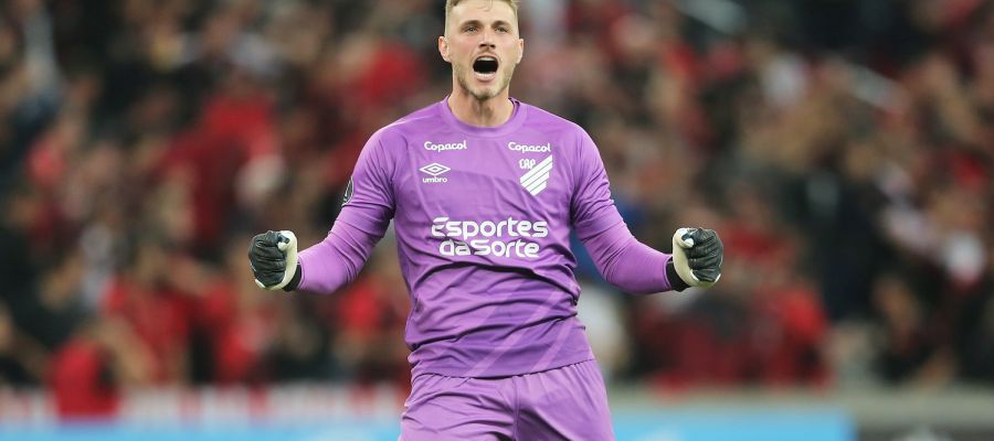 Inter are in pole position to sign Bento from Athletico Paranaense. They have to decide whether to capitalize on their advantage over the competition.