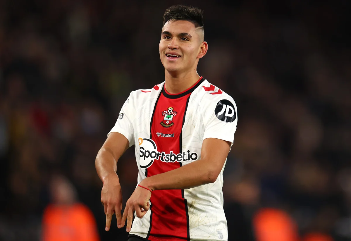 Thanks to a swift late move, Juventus are nearing the acquisition of Carlos Alcaraz from Southampton on loan with an option to buy.