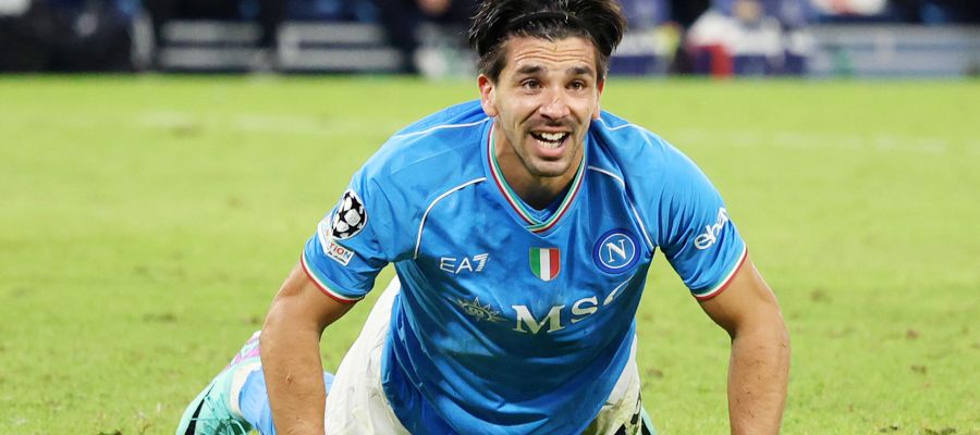 Giovanni Simeone is unhappy with the limited game time he has had with Rudi Garcia and Walter Mazzarri this season but will not leave soon.