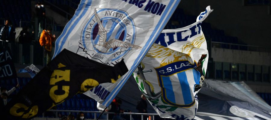 The Lazio fans haven’t taken kindly the team’s latest stumble against Atalanta and hung a few banners outside the training center.