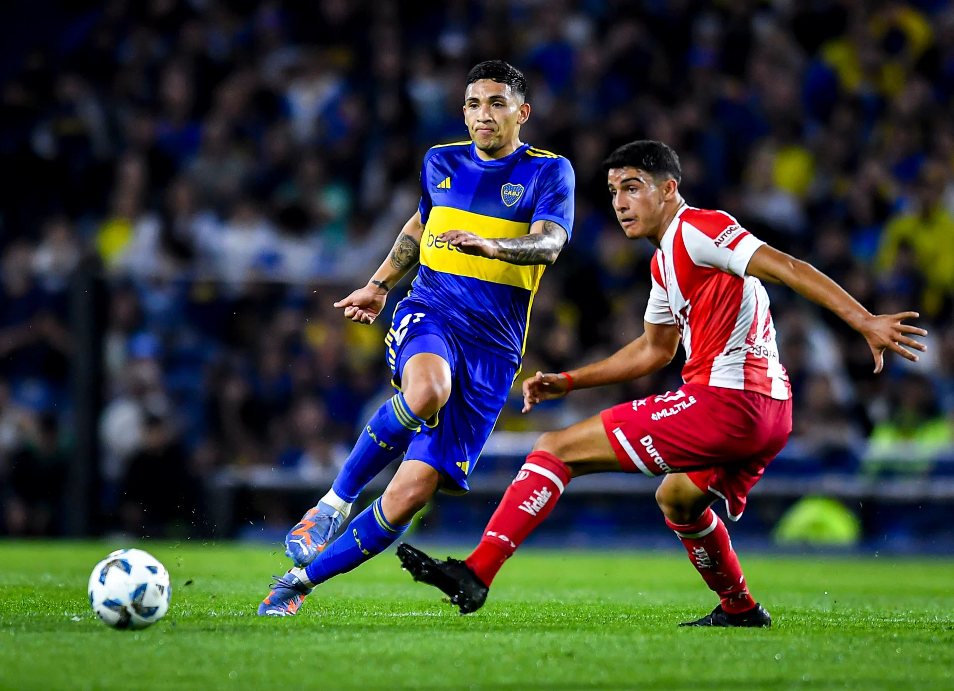 Fiorentina and Milan have received strong reports from their scouts about Boca Juniors midfielder Ezequiel Fernandez. The Viola could be particularly keen.