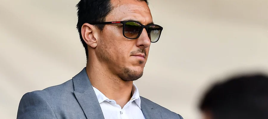 Nicolas Burdisso has decided to leave Fiorentina after collaborating with the club for a few years, and could headed to Roma, which seek new executives.