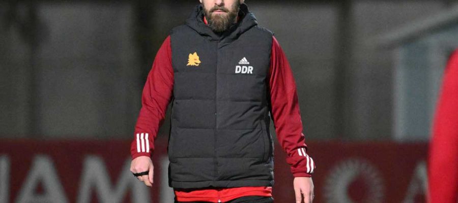The Roma owners are no strangers to coups de theatre, and they did it again, announcing that Daniele De Rossi will stay on the bench going forward.