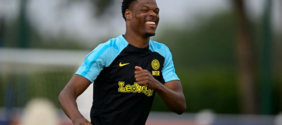 Denzel Dumfries is the only Inter linchpin seriously at risk of being sold in the summer because of his uncertain contractual situation.