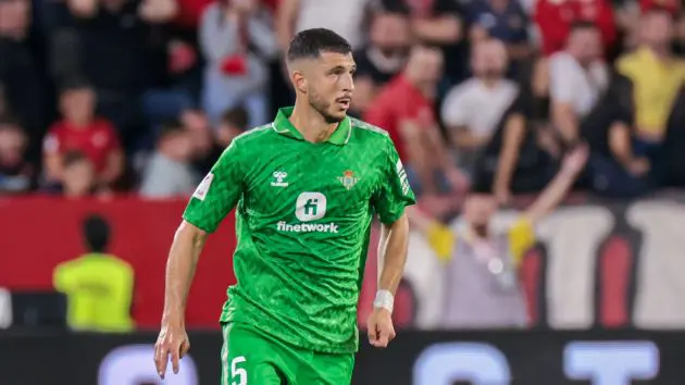 Napoli have set sights on Guido Rodriguez, who will be out of contract in a couple of months. They are in pole positions but haven't come to terms.