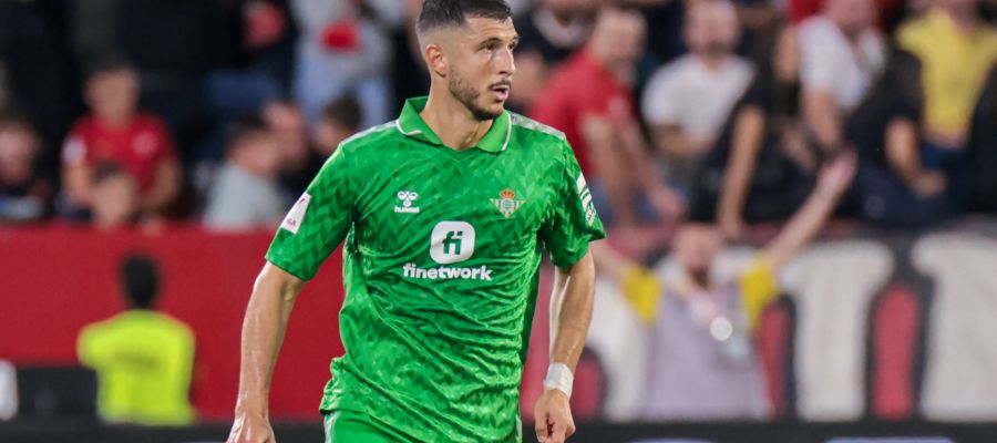 Napoli have set sights on Guido Rodriguez, who will be out of contract in a couple of months. They are in pole positions but haven't come to terms.