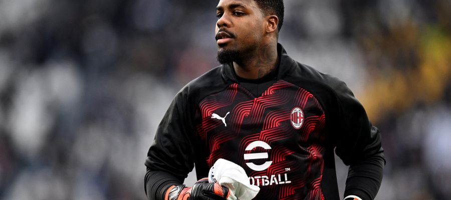 Mike Maignan is facing an uncertain future due to a relatively short-term contract, a challenging negotiation, declining form, and a subpar Milan season.