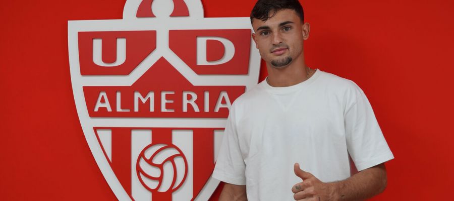 Milan and Inter are keeping an eye on Marc Pubill, who has bloomed with Almeria this campaign. The 20-year-old has started almost every match when healthy.