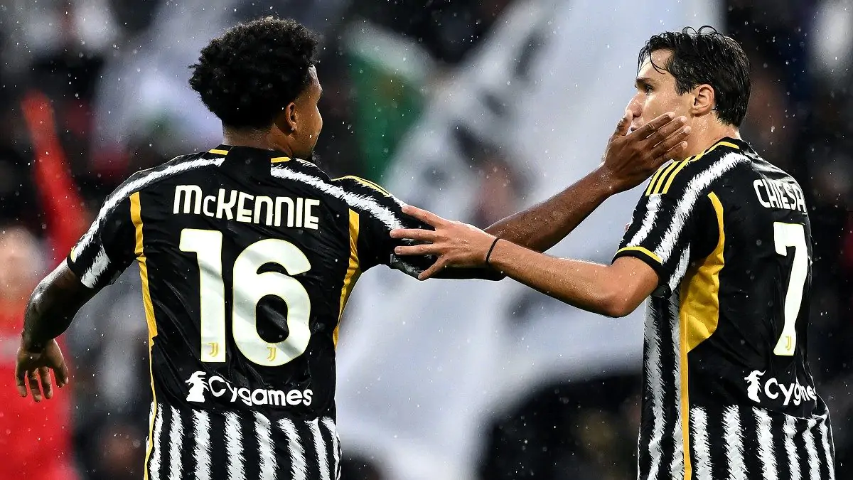 Juventus will have to sort out several renewals soon. The talks with Weston McKennie and Federico Chiesa are urgent since their contracts are up in 2025.
