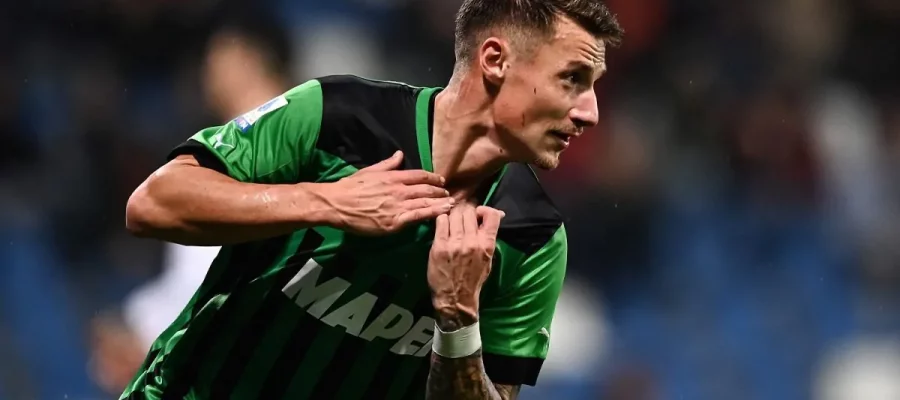 Andrea Pinamonti won’t stay at Sassuolo, and his agents have already started getting busy finding him a new team and have reached out to Milan.