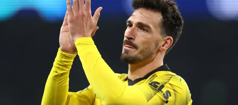 Roma have shown significant interest in onboarding Mats Hummels on a free but need Chris Smalling to depart first to open un room.