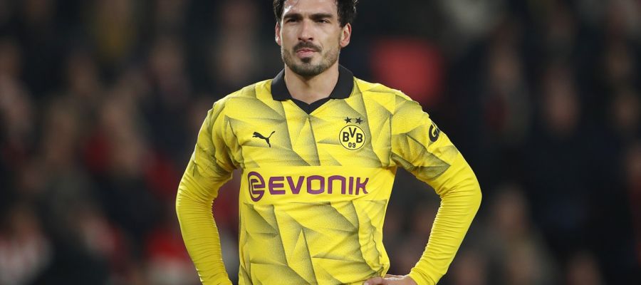 Napoli are rivaling Roma in the fray to sign Mats Hummels on a free. The Partenopei want multiple defensive reinforcements.