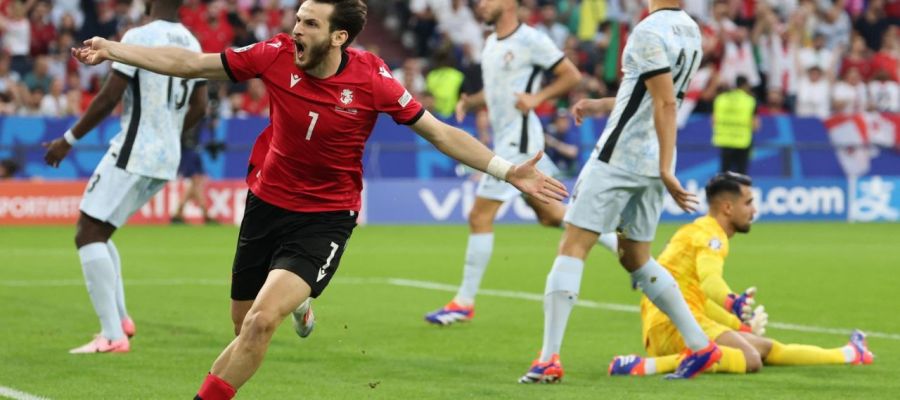 Antonio Conte and Aurelio De Laurentiis emphatically stated that Khvicha Kvaratskhelia would stay at Napoli, but they'll have to convince him.