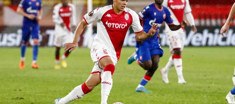 Napoli have displayed a strong interest in Vanderson, who plays on the right wing, where they might lose Giovanni Di Lorenzo.