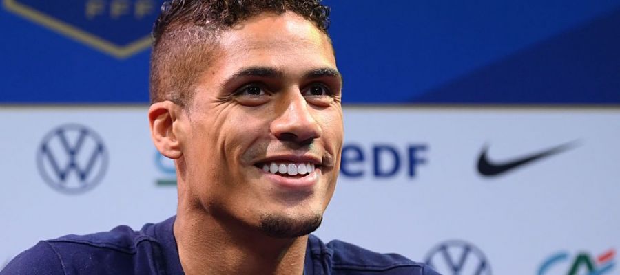 Como sign Raphael Varane