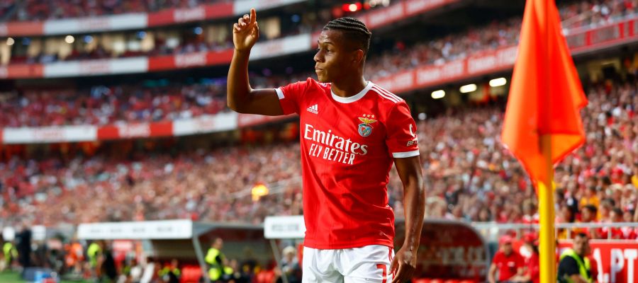 Napoli recently bid adieu to Jesper Lindstrom and have identified David Neres as an ideal replacement for the Danish attacker.