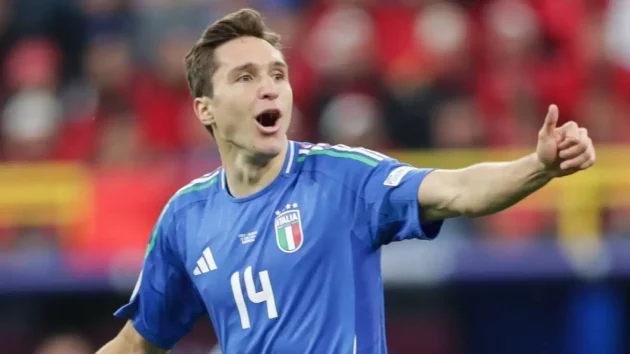 Despite showing interest, Barcelona haven’t tabled a bid for Federico Chiesa, giving Liverpool a window of opportunity to complete the deal.