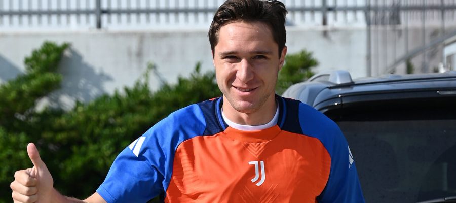 Federico Chiesa posted a picture with the Juventus jersey on Instagram, which might be an indication of his desire to stay in Turin.