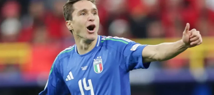 Despite showing interest, Barcelona haven’t tabled a bid for Federico Chiesa, giving Liverpool a window of opportunity to complete the deal.