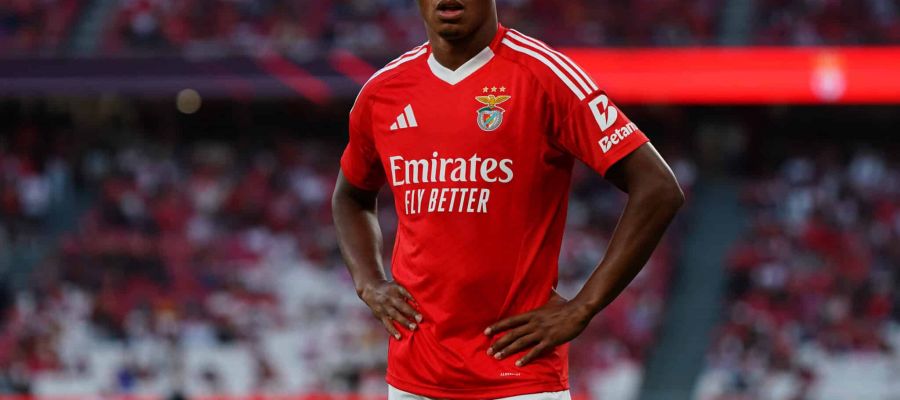 Napoli have completed the acquisition of David Neres, who flew in on Monday to take the medicals and sign his new contract.