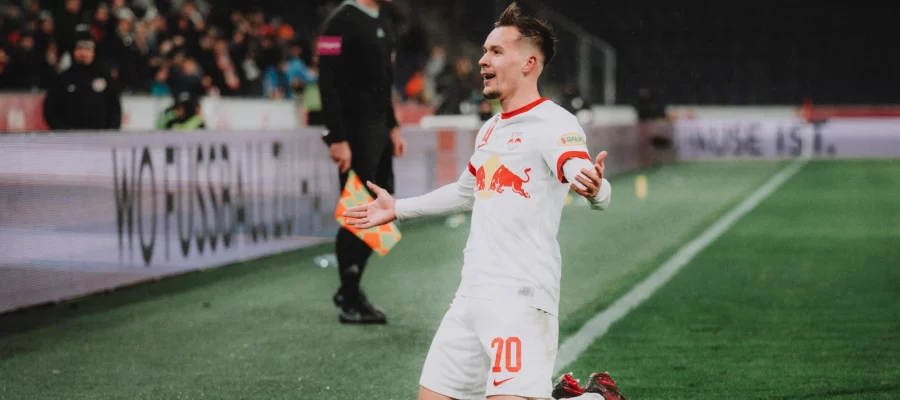 Napoli are evaluating whether to add another man on the right wing and have rekindled their interest in Amar Dedic, who was on their radar early.