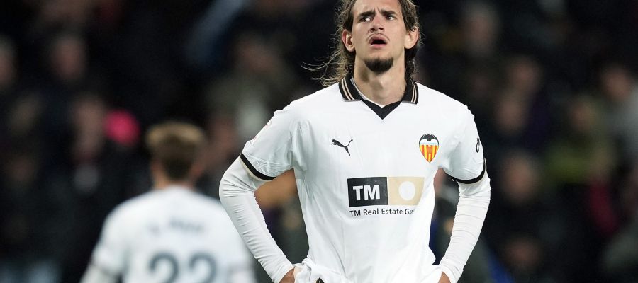 Inter continue to scavenge the market for a left-footed defender, and Yarek Gasiorowski is the latest talent to fall on their radar.