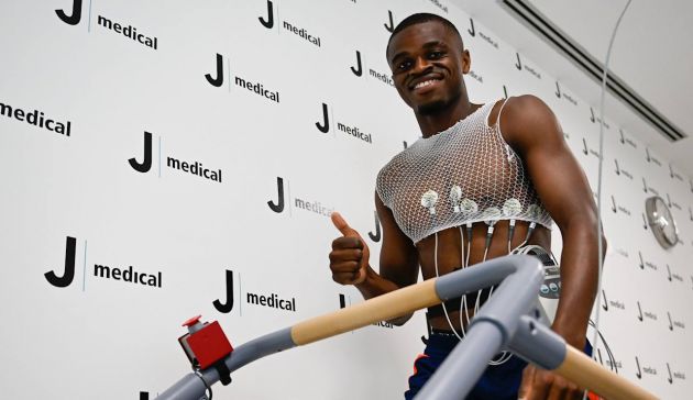 Pierre Kalulu reached Turin to take the medicals and put pen to paper with Juventus on Wednesday, with a one-day delay on the schedule.