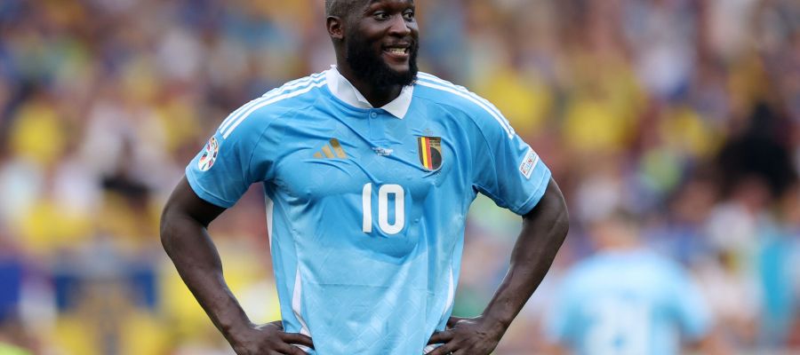 Napoli director Giovanni Manna almost bagged one of the targets he’s been after throughout the summer during another trip to London, but not Romelu Lukaku.