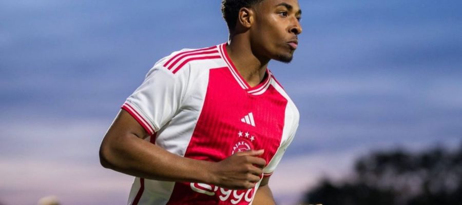 Milan have shaken hands with Ajax for Silvano Vos, who has already touched down in Italy for the medicals and the formalities.