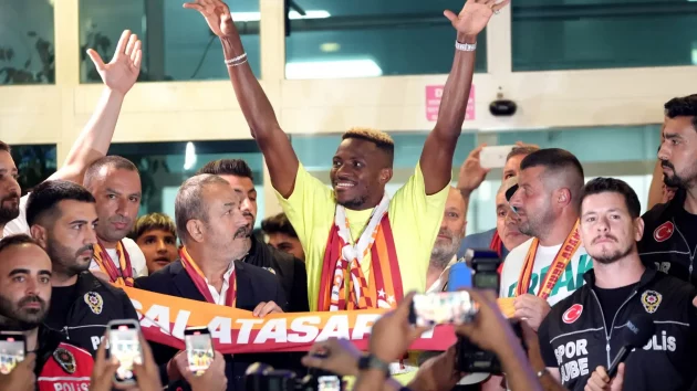 Victor Osimhen will formally complete his transfer to Galatasaray on Tuesday after getting greeted like a rockstar at the airport on Monday night.