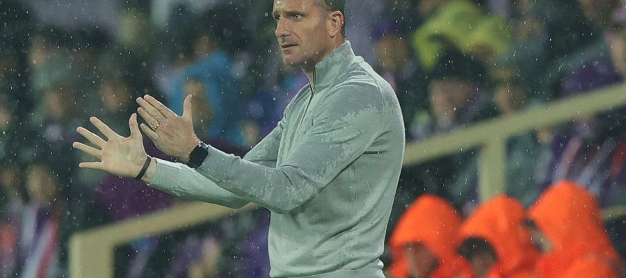Milan will be able to take a close look at Maxim De Cuyper on Tuesday. The fullback is on their radar to either replace or join Theo Hernandez.
