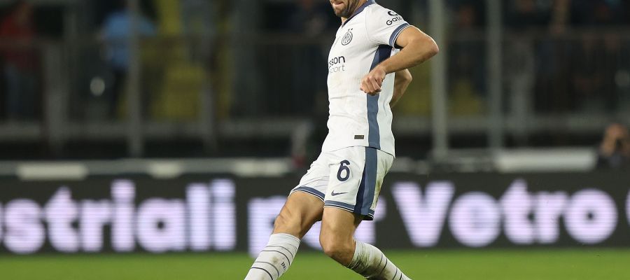 Napoli are pondering whether to bolster their defense either in January or next summer and have set sights on Stefan De Vrij.