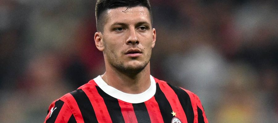 Milan might have revolving doors up front in January, as the future of all their offensive deputies hangs in the balance.