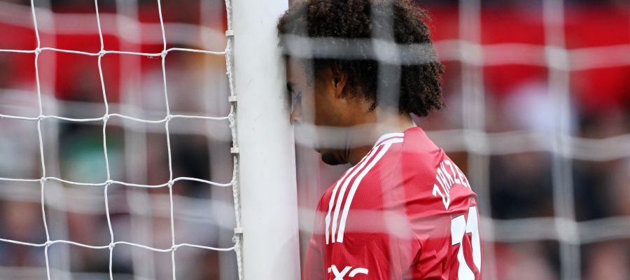 Joshua Zirkzee is having a tough time at Manchester United, hasn’t managed to become a regular starter, and is starting to regret his choice,