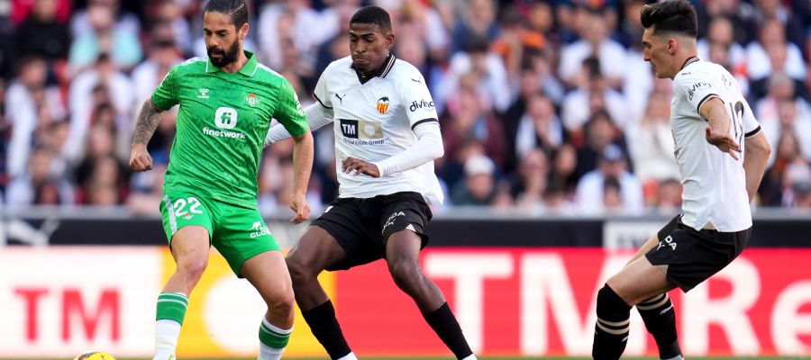 Christian Mosquera has been attached to Milan and more recently to Juventus, which are looking for a defender, but he’ll finish the season at Valencia.