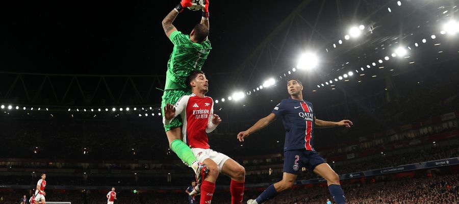 Gianluigi Donnarumma might switch sides in the next couple of years, as PSG have decided to halt the negotiation to renew his contract.