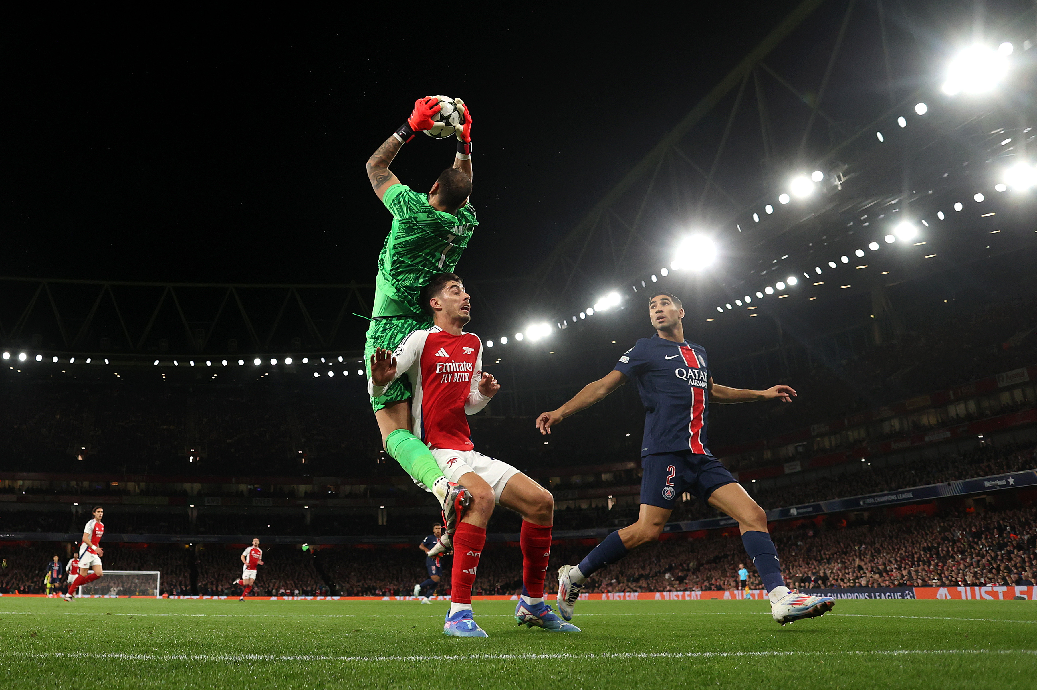 Gianluigi Donnarumma might switch sides in the next couple of years, as PSG have decided to halt the negotiation to renew his contract.