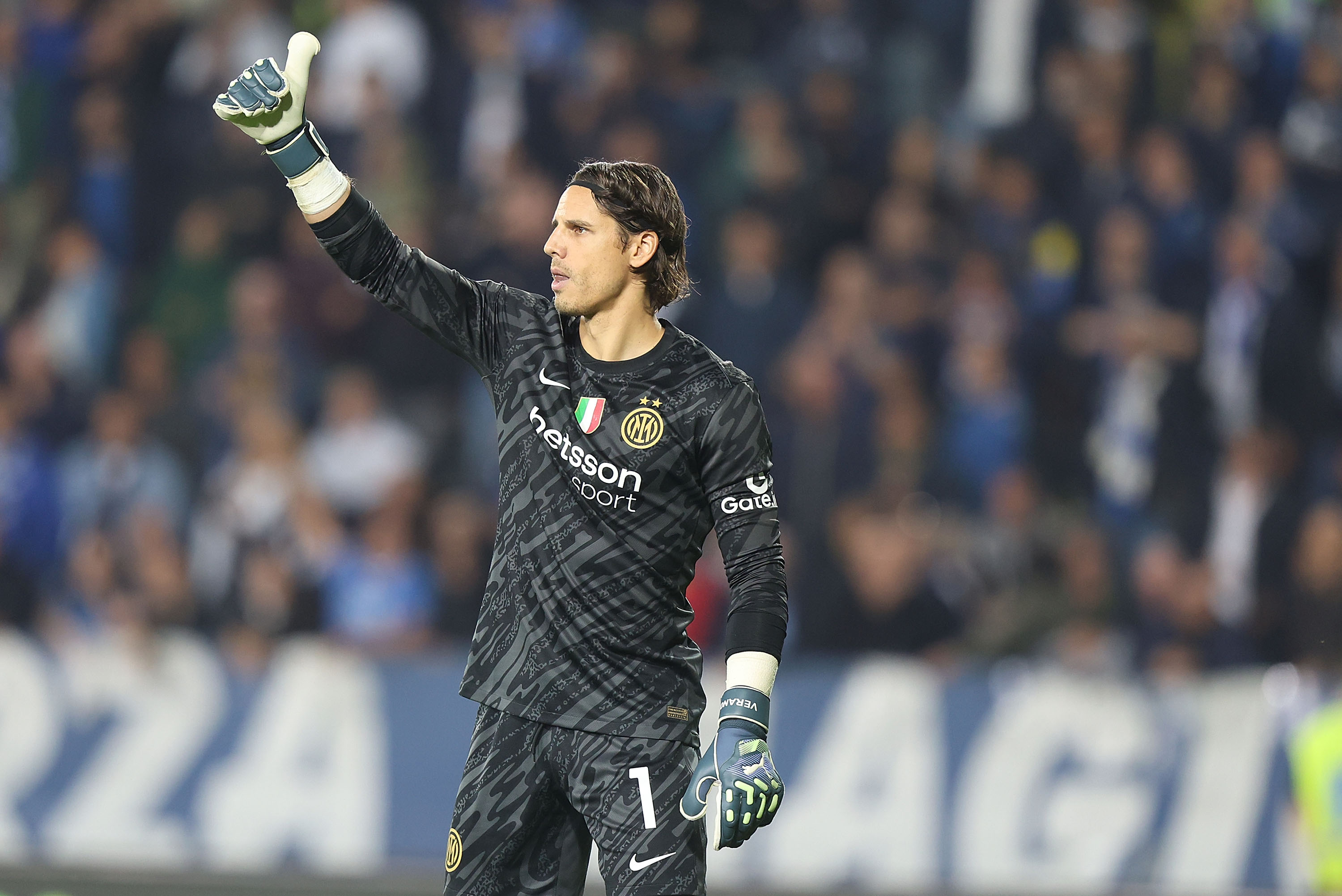 The two Inter goalies have completely different moods, as Yann Sommer has started every game and bounced back, while Josep Martinez has yet to play.