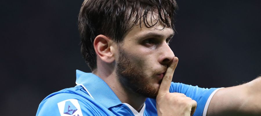 Khvicha Kvaratskhelia has left Naples after two and a half years and flown to France, where he’ll take the medicals with PSG on Friday.