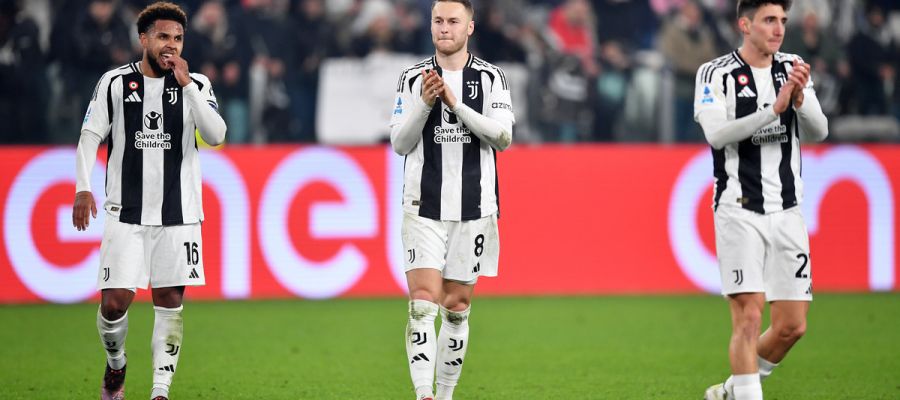 Juventus players applauding the fans