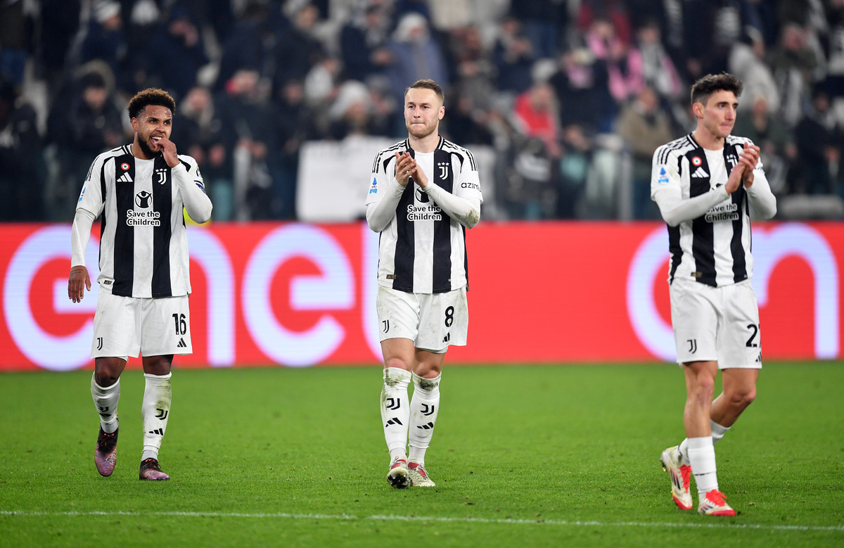 Juventus players applauding the fans