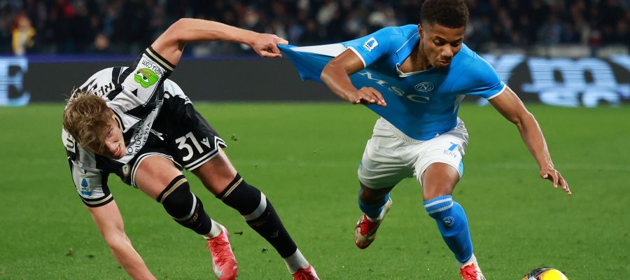 Napoli will have to cope without David Neres, their most electrifying forward, for about a month. The winger suffered a muscular problem.