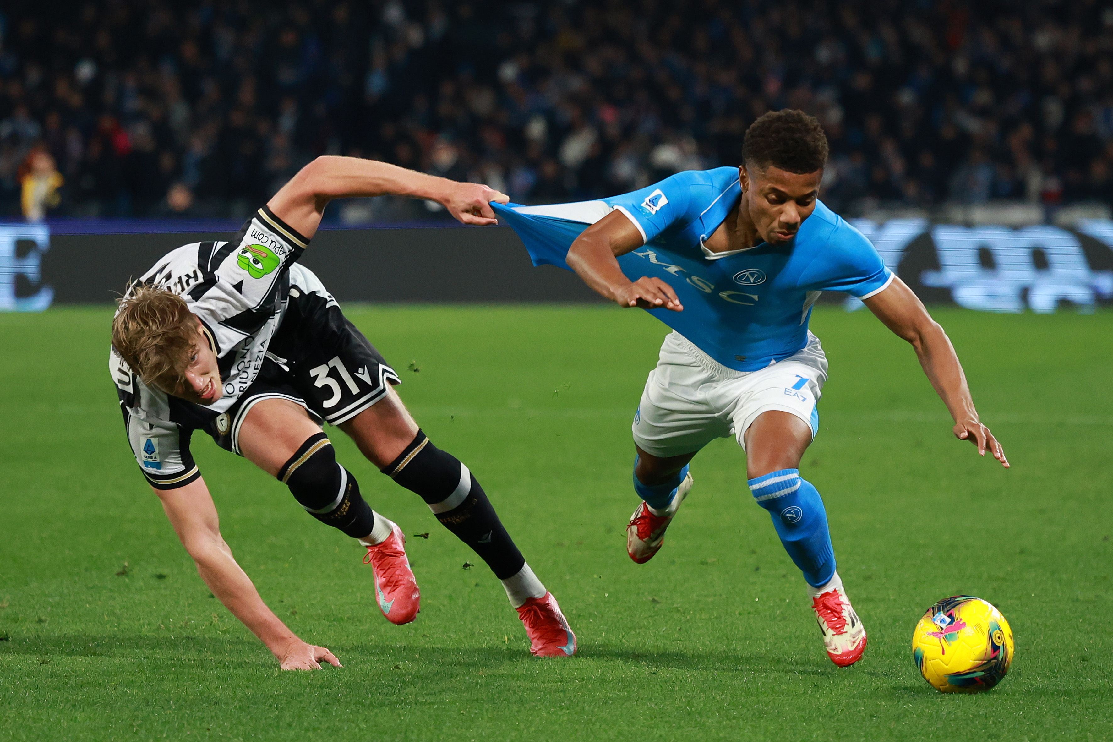 Napoli will have to cope without David Neres, their most electrifying forward, for about a month. The winger suffered a muscular problem.