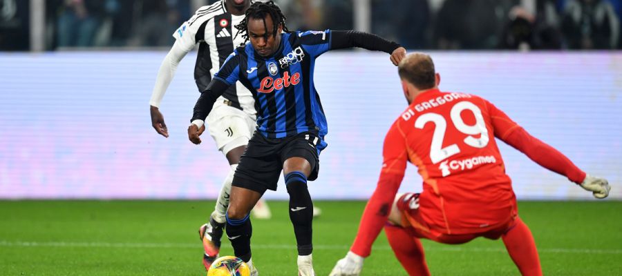 Ademola Lookman trying to score against Michele Di Gregorio in Juventus vs Atalanta clash
