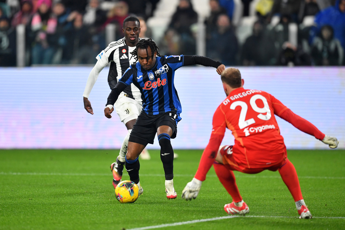 Ademola Lookman trying to score against Michele Di Gregorio in Juventus vs Atalanta clash