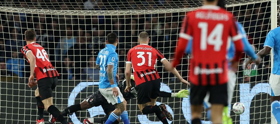 Napoli answered to Inter's win earlier today and beat Milan 2-1 at the Stadio Maradona to maintain the Nerazzurri's pace and keep dreaming of the Scudetto