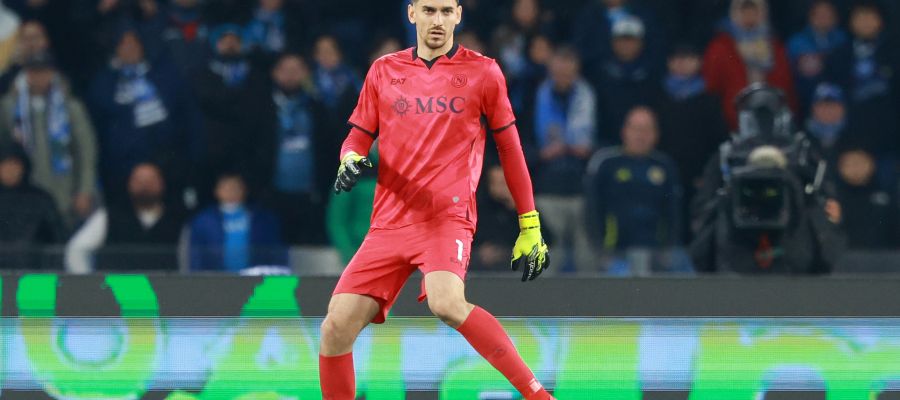 Napoli are poised to keep having Alex Meret manning their posts even though the talks to prolong his contract have gotten close to the end of his contract.