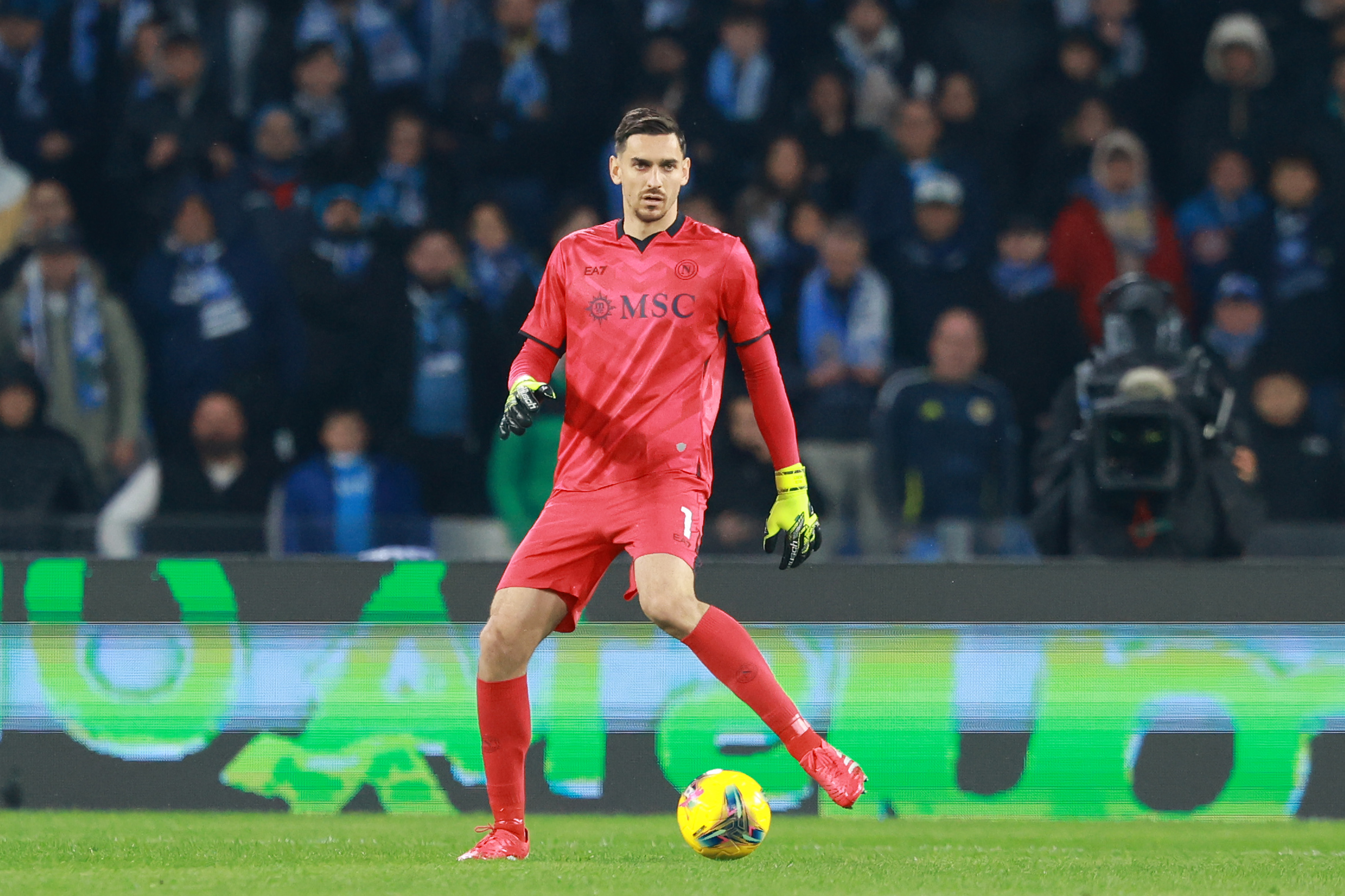 Napoli are poised to keep having Alex Meret manning their posts even though the talks to prolong his contract have gotten close to the end of his contract.